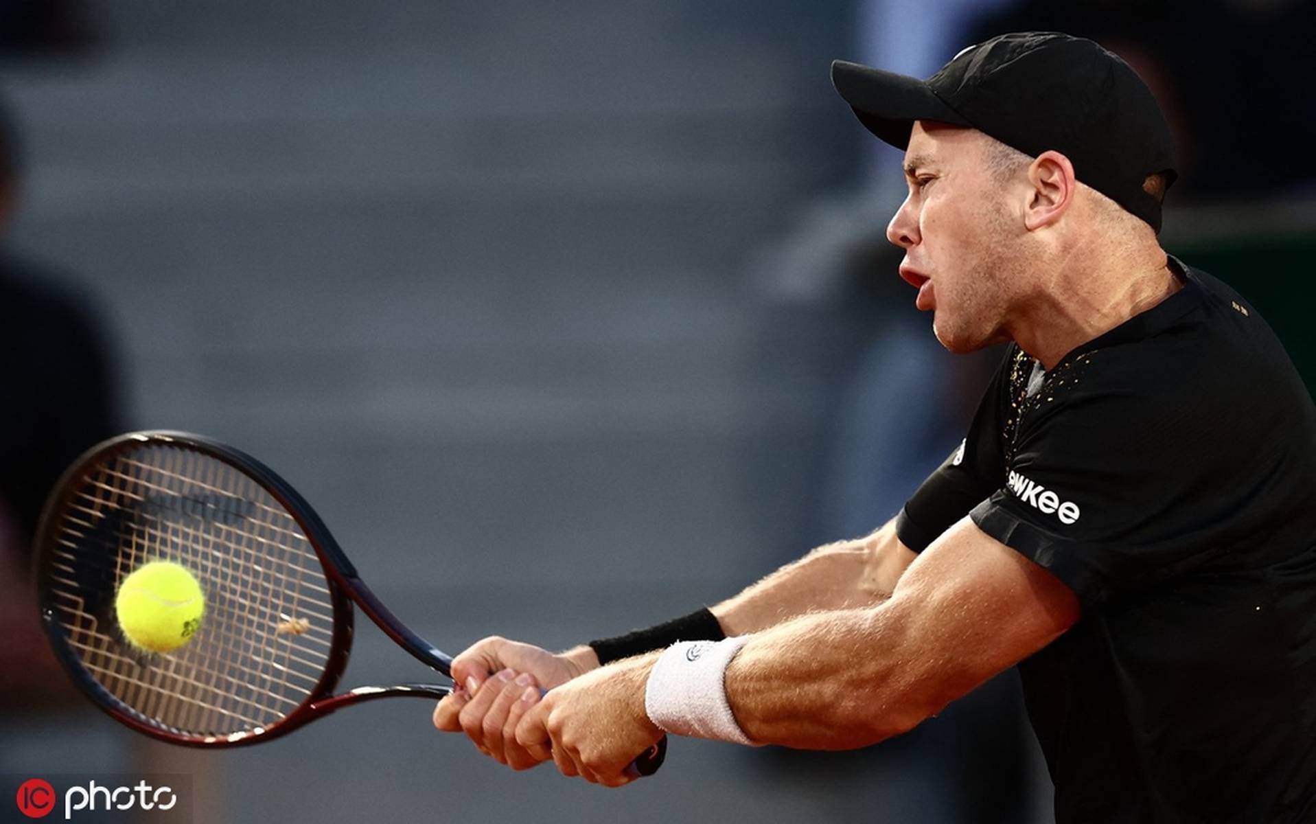 戴维斯杯逆转法网,梅德韦杰夫扛起全队 戴维斯杯逆转法网,梅德韦杰夫扛起全队